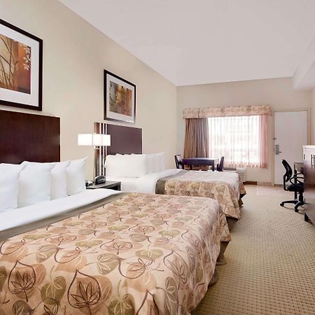 Ramada By Wyndham Lac La Biche Exterior foto