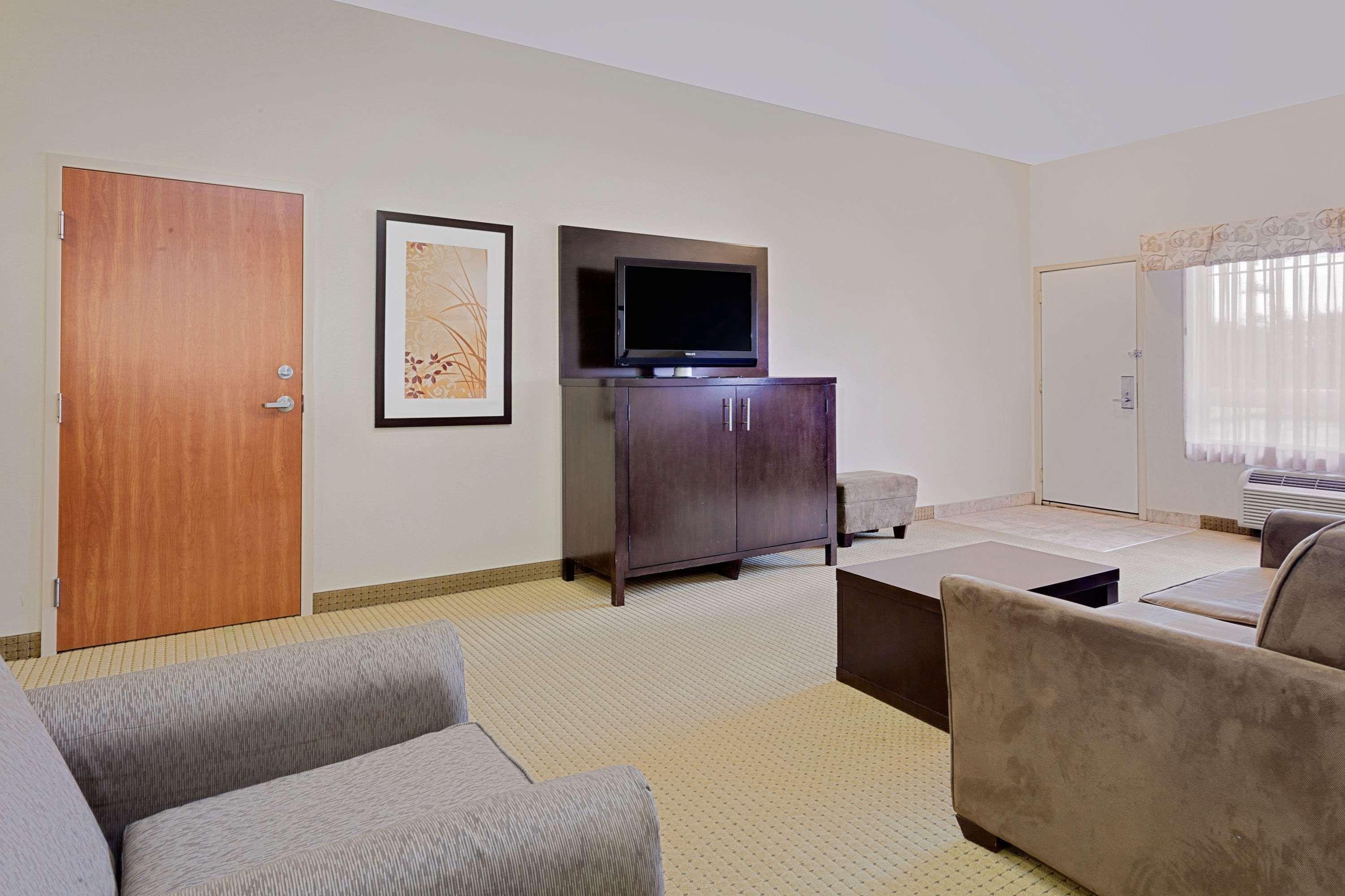 Ramada By Wyndham Lac La Biche Exterior foto