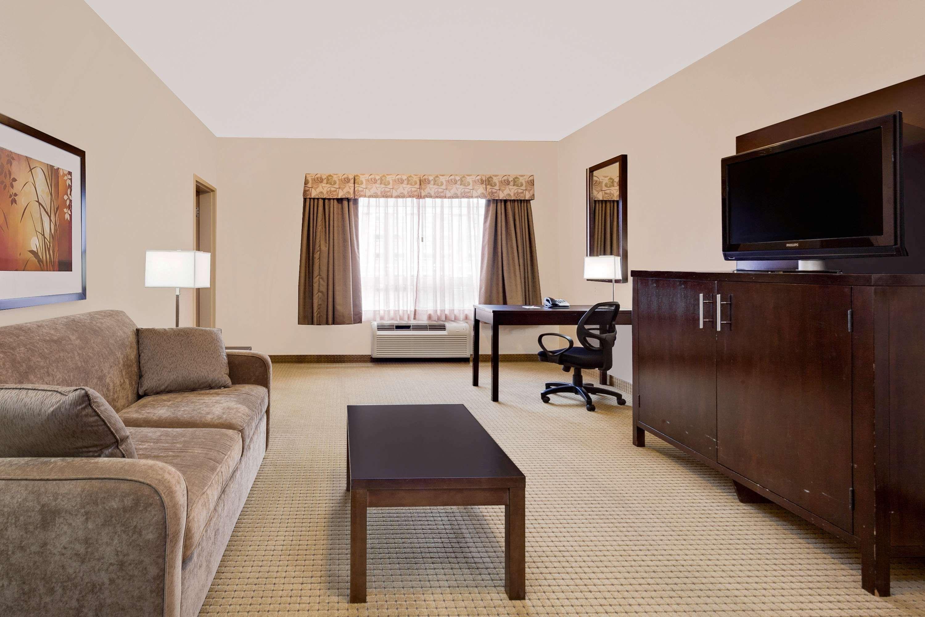 Ramada By Wyndham Lac La Biche Exterior foto