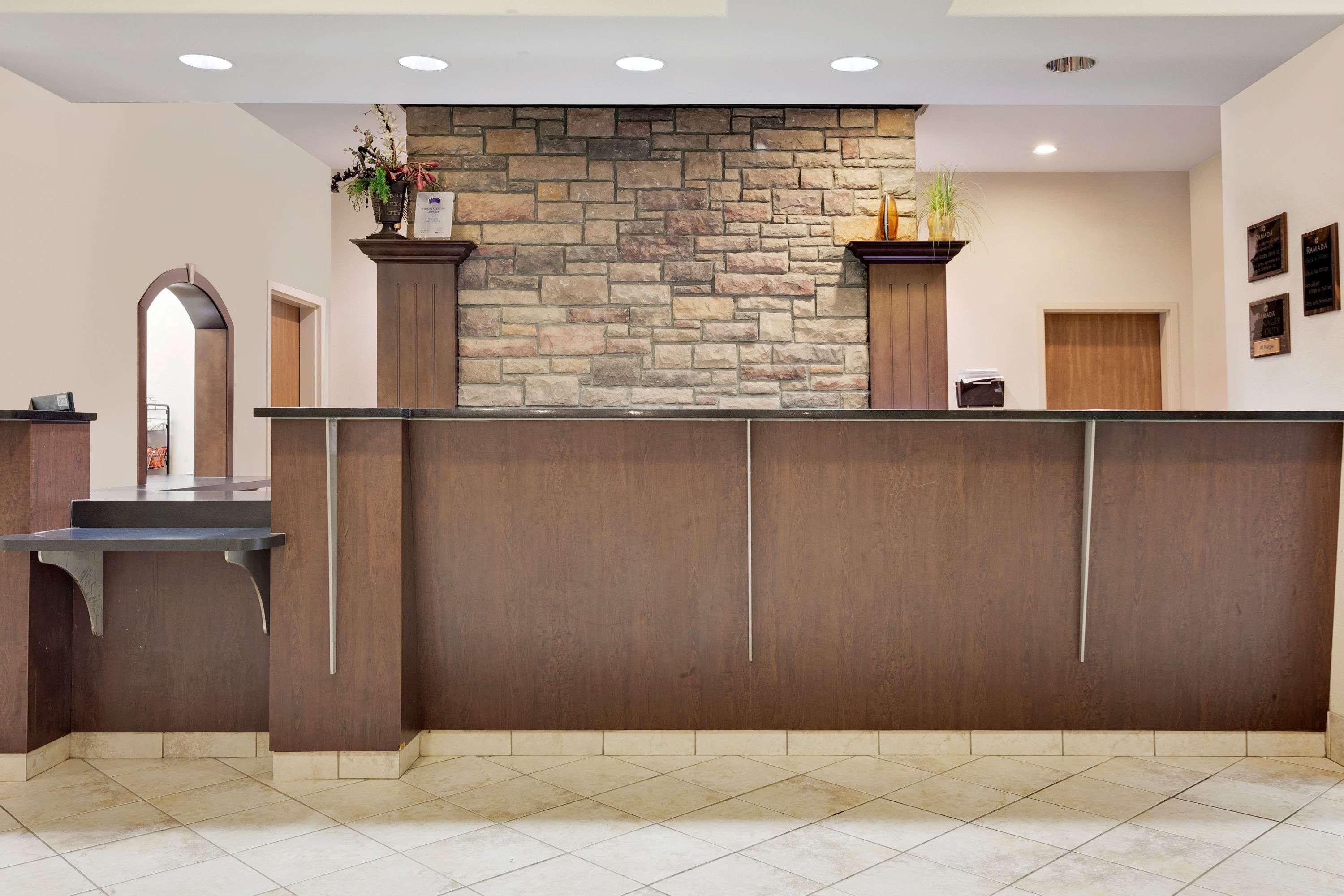 Ramada By Wyndham Lac La Biche Exterior foto