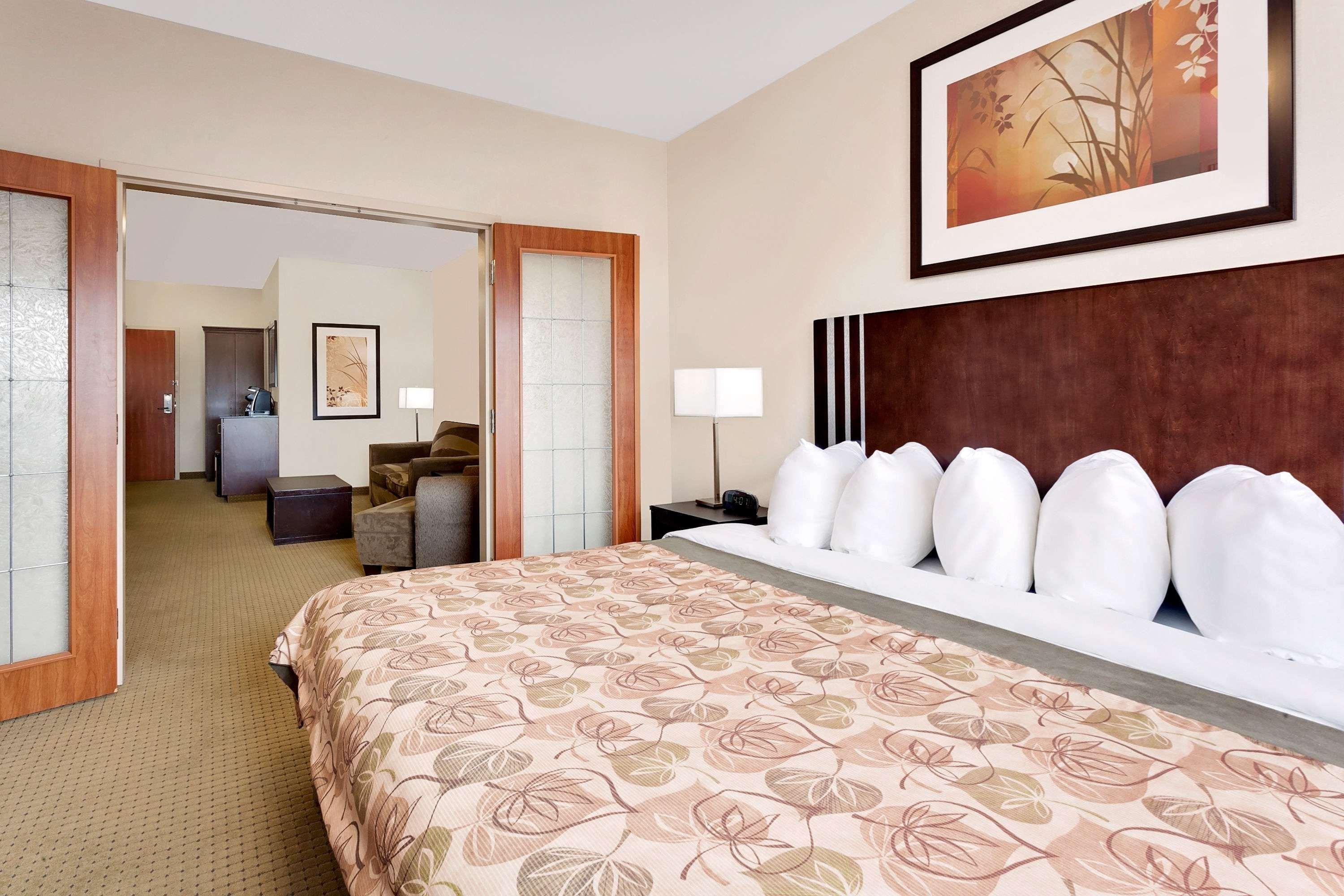 Ramada By Wyndham Lac La Biche Exterior foto