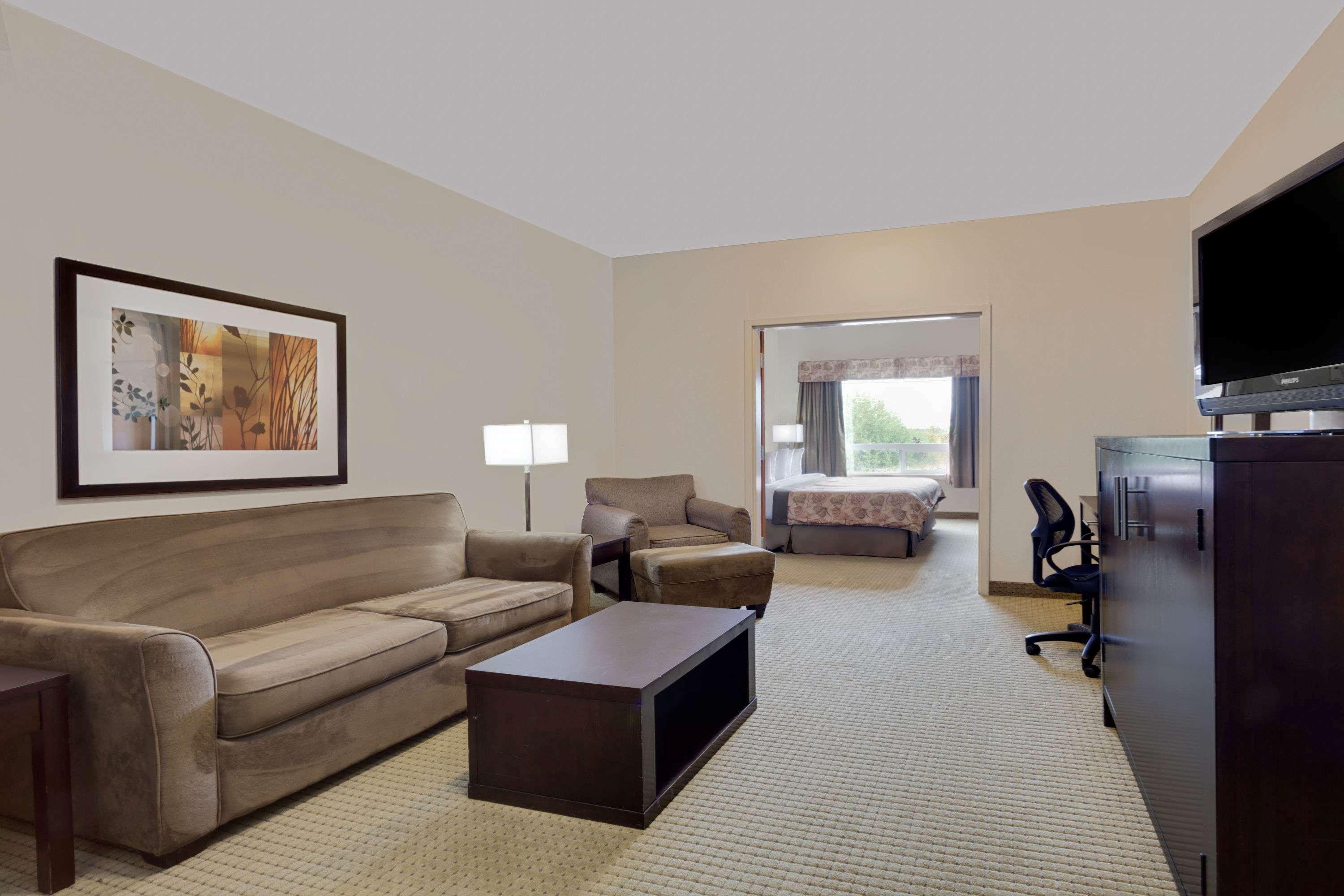 Ramada By Wyndham Lac La Biche Exterior foto