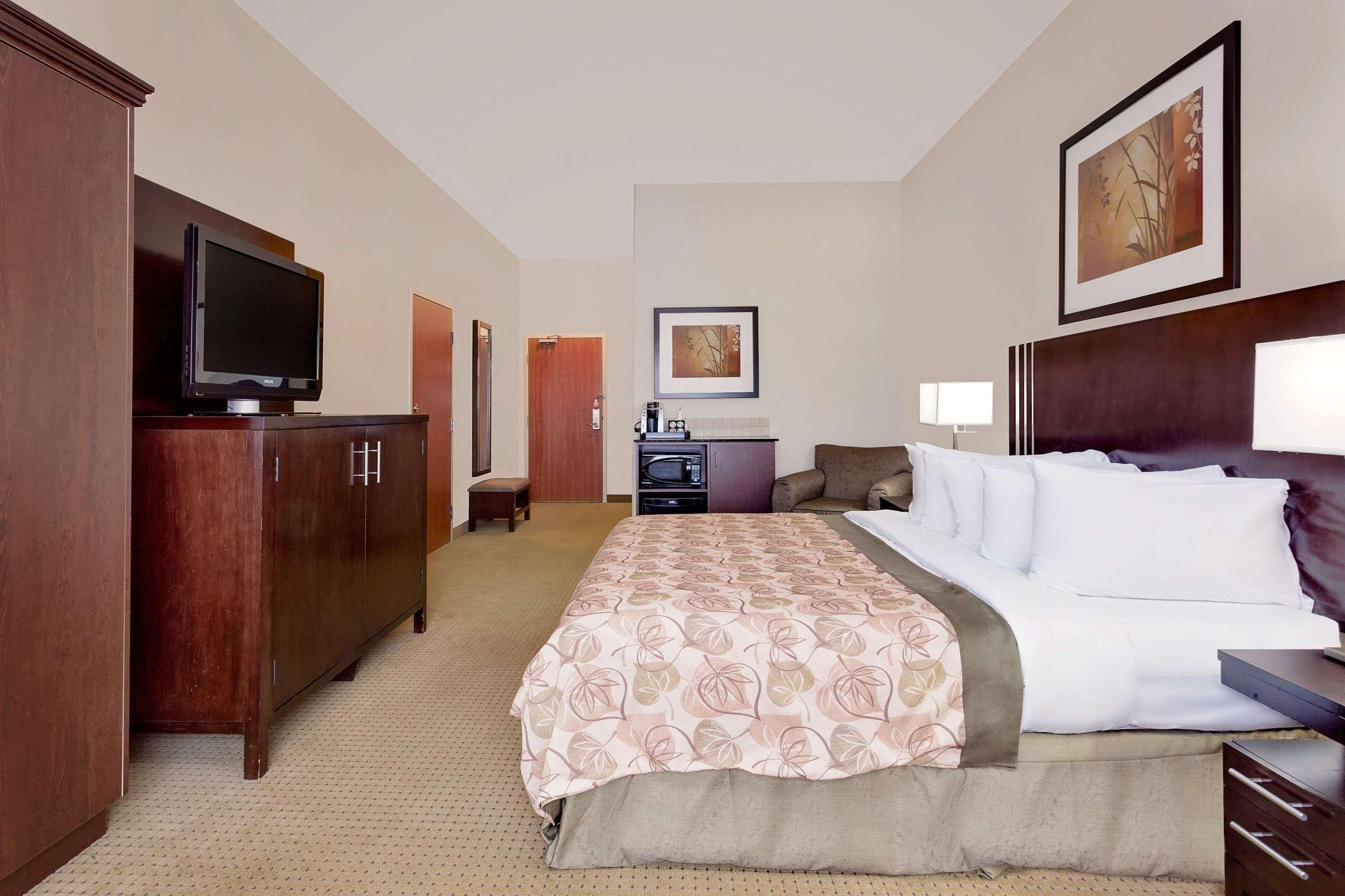 Ramada By Wyndham Lac La Biche Exterior foto