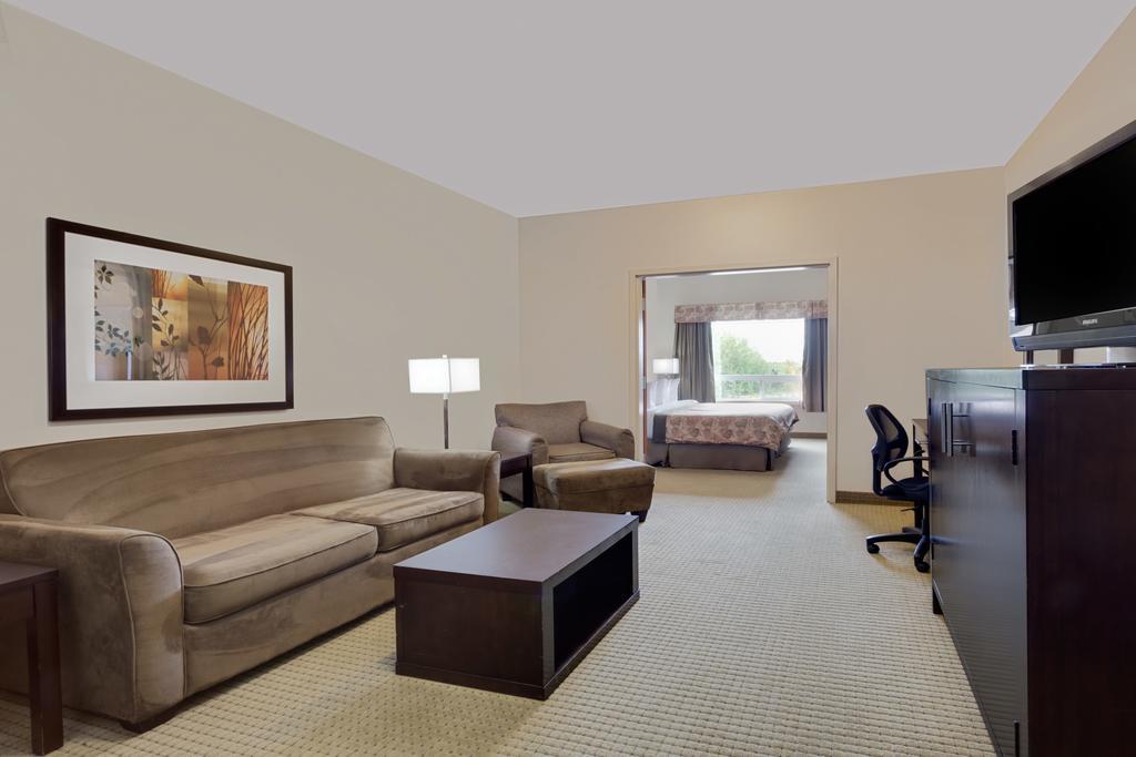 Ramada By Wyndham Lac La Biche Exterior foto