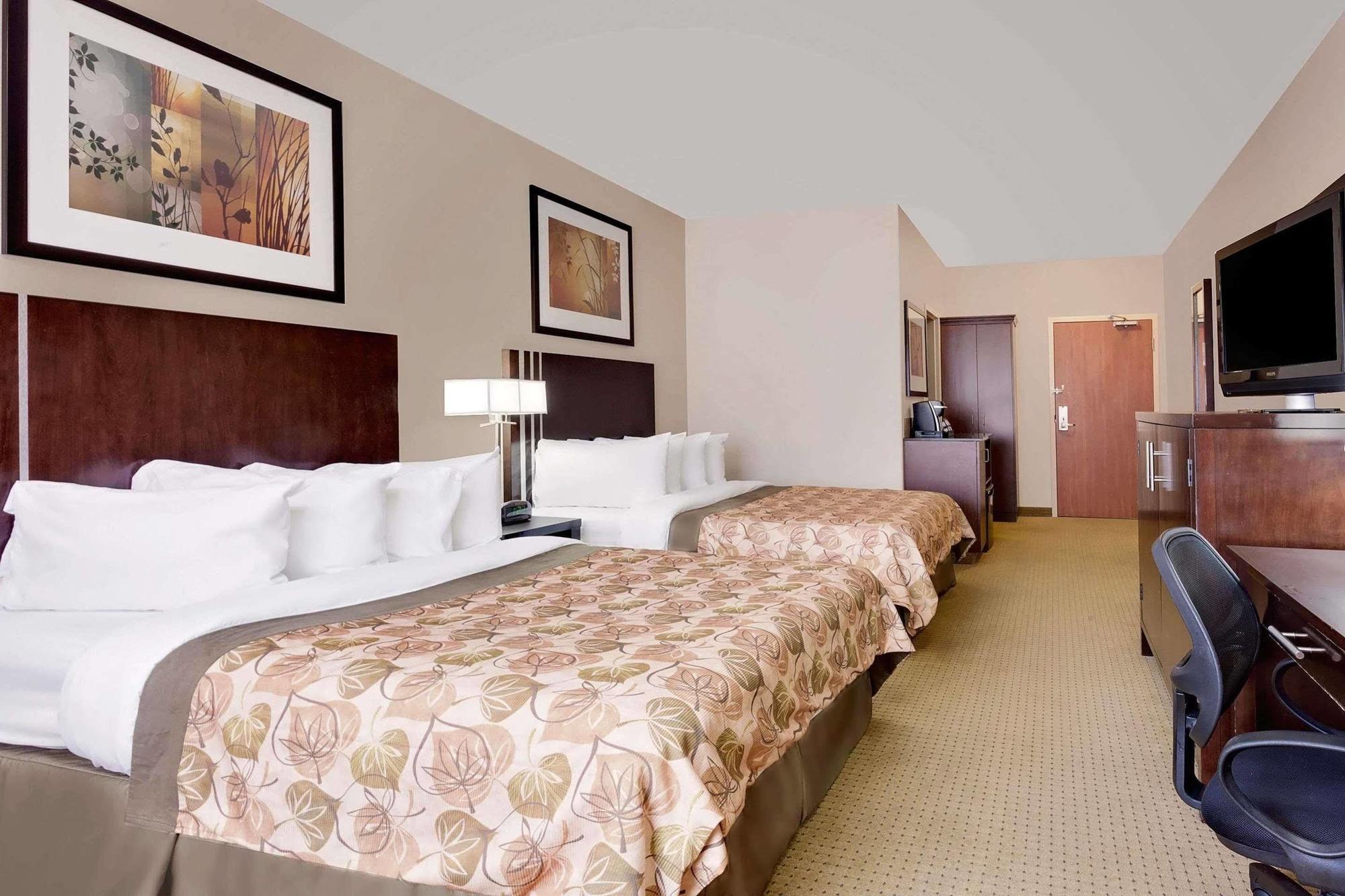 Ramada By Wyndham Lac La Biche Exterior foto