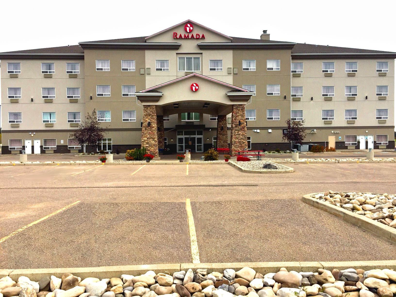Ramada By Wyndham Lac La Biche Exterior foto